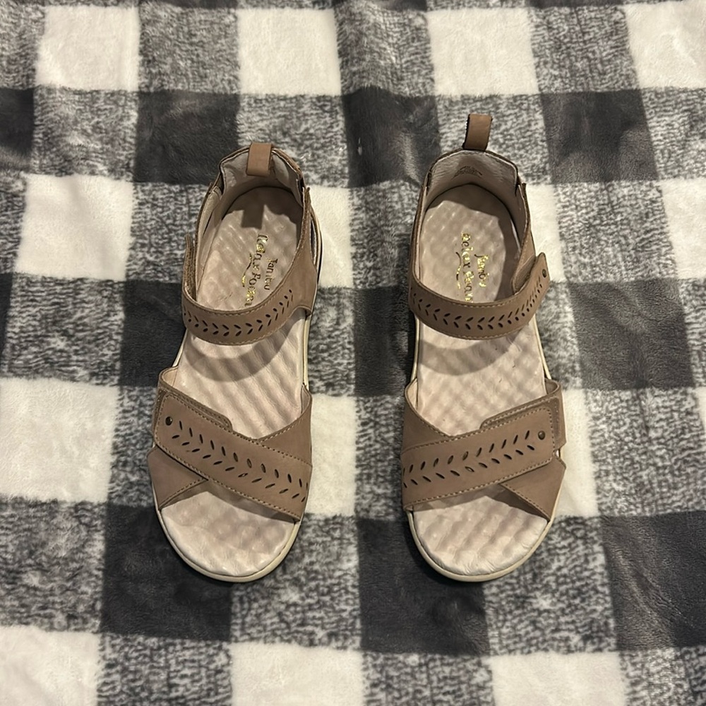 Brand: Jambu 
Color: beige/gray
Size: 8W
Conditions: Never worn